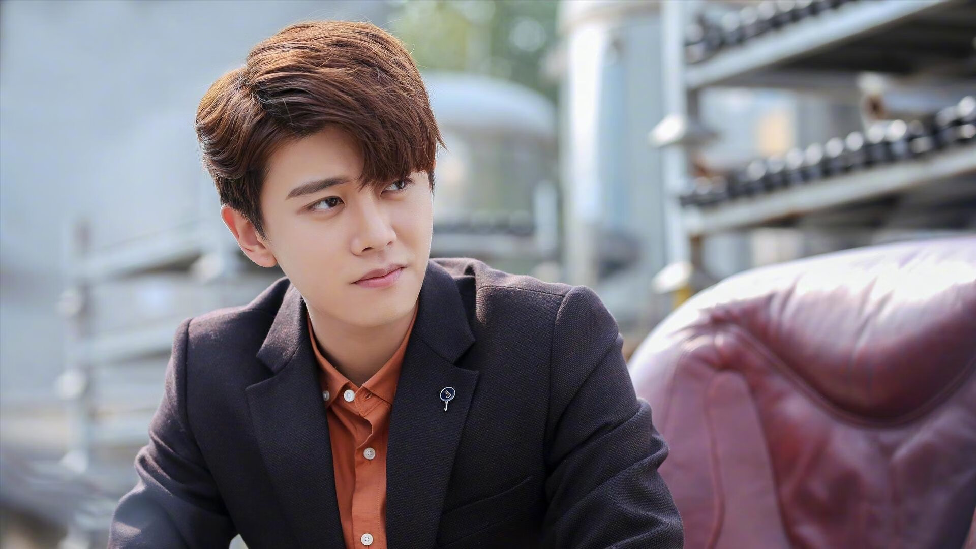 看到你的要求,我有好几个独特的想法。让我们先看看这些标题,它们试图在足球与乒乓球、团队与个人、欧洲与亚洲之间,找到一种精神上的共鸣与对话