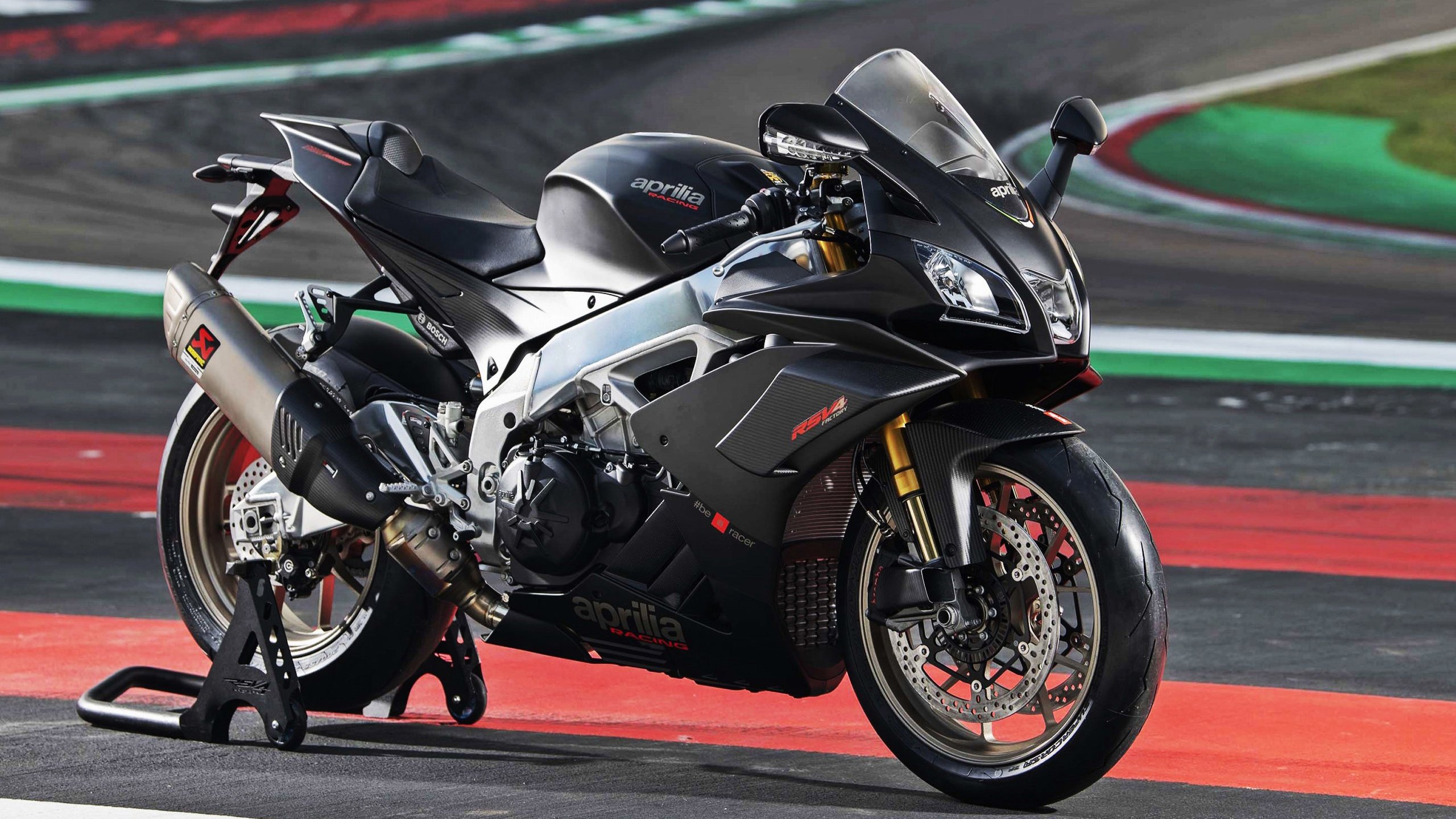 F1街道赛之夜，当足球前锋劳塔罗成为赛道上的隐形车手