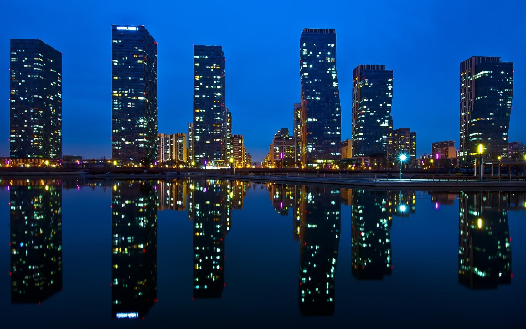 鹰刺蜂针，一场改写F1编年史的终极决斗